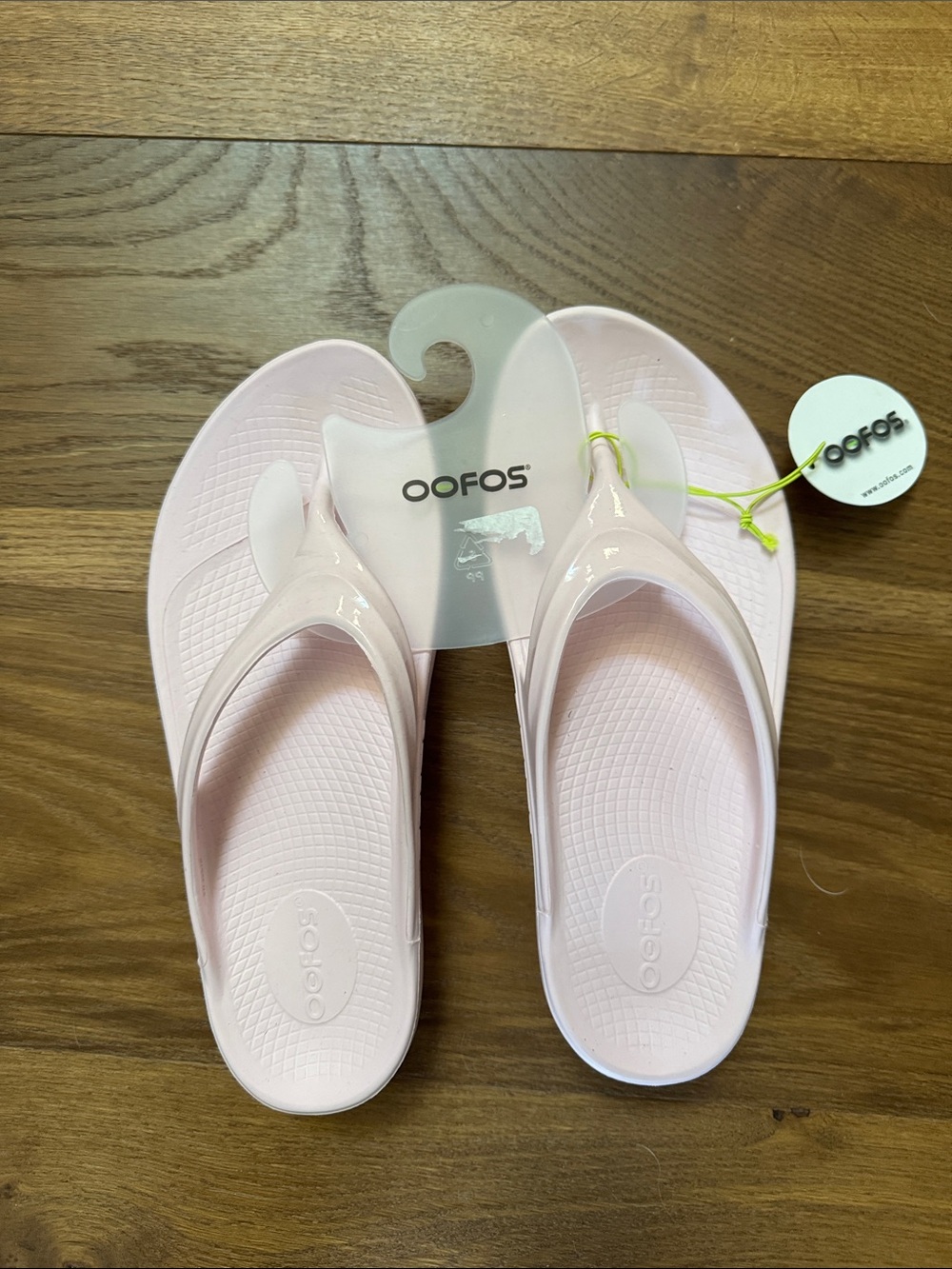 OOFOS Women's Light Pink Recovery Flip Sandals